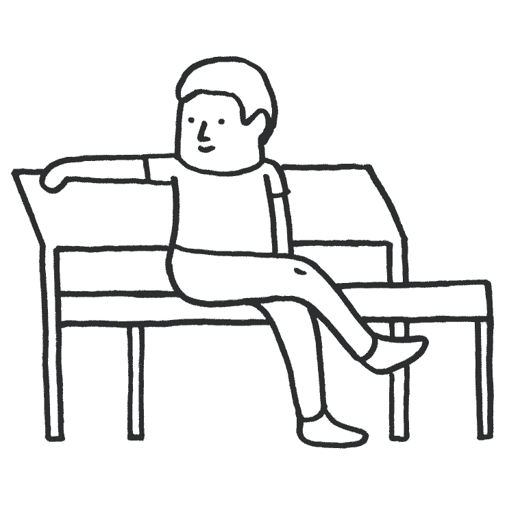 Mann sitzt auf einer Parkbank und atmet ruhig